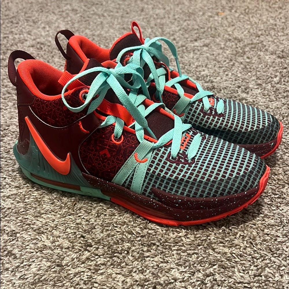 Nike LeBron Witness 7 SE. Boys basketball shoes.